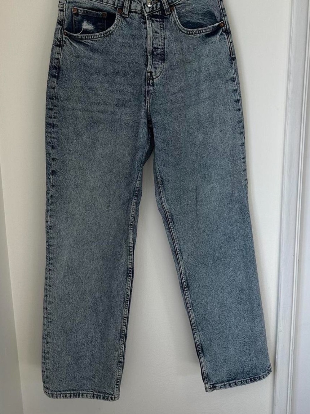 Straight leg Light Wash Blue Jeans
